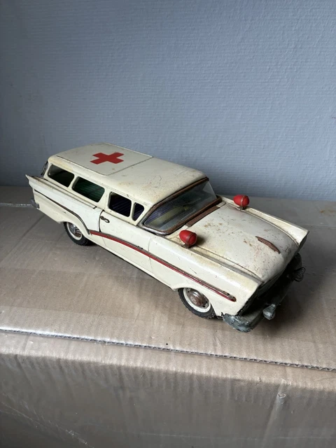 Une ambulance avec une croix rouge sur le toit | Vecteur Premium