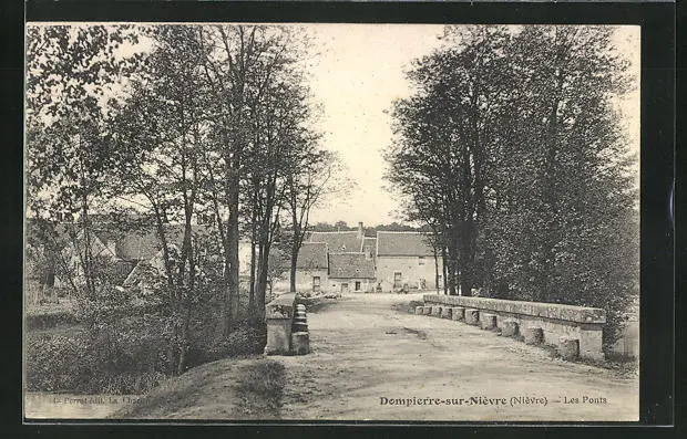 CPA Dompierre-sur-Nièvre, Les Ponts, vue de la rue an der pont