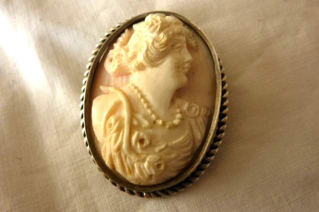 ANCIENNE BROCHE VÉRITABLE Camée Profil Féminin 1900 Art Nouveau EUR 48 ANCIENNE BROCHE VÉRITABLE Camée Profil Féminin 1900 Art Nouveau EUR 48
