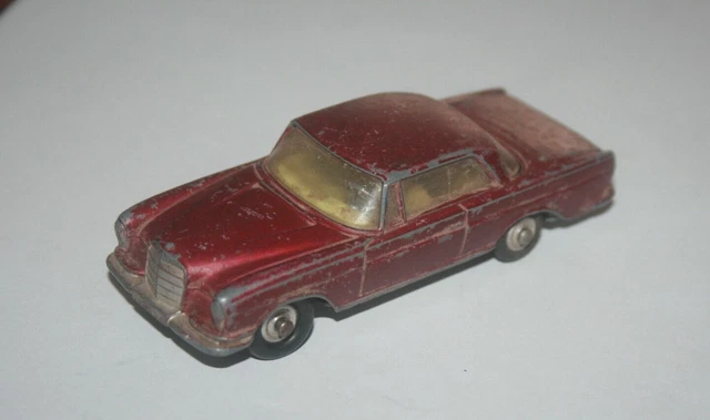 Corgi toys - Mercedes 220 SE - Griffure sur porte droite en boite ref
