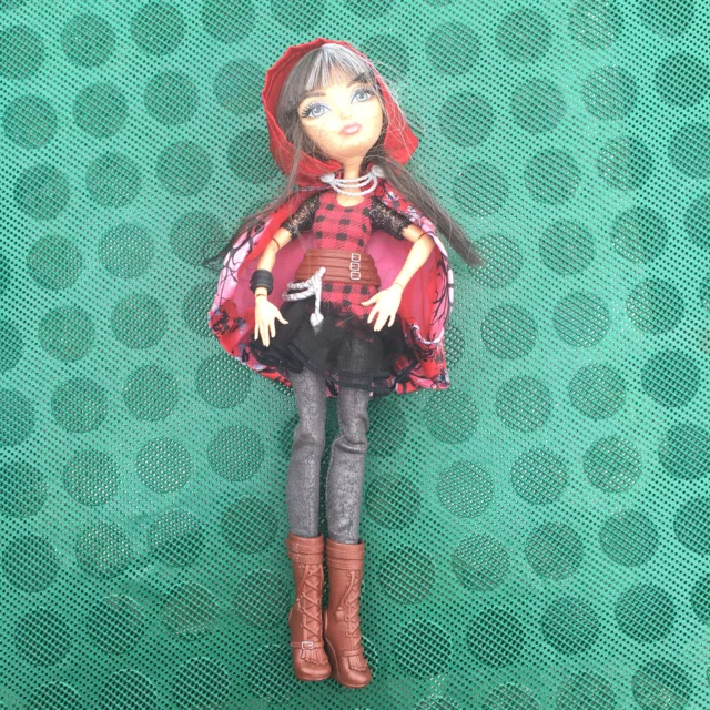 EVER AFTER HIGH PUPPE KIRSCHHAUBE - Rebel - Kleidung Stiefel Cape Gürtel rot Reiten