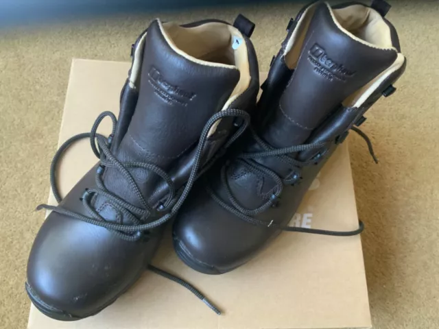 Berghaus Supalite walking boots size 6