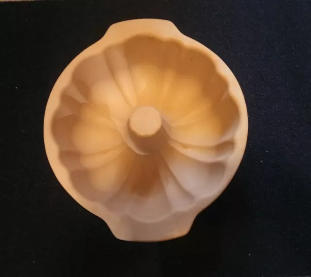 https://www.picclickimg.com/0qIAAOSwEtVhYd4M/Pampered-Chef-Family-Heritage-Stoneware-Retired-Fluted.webp