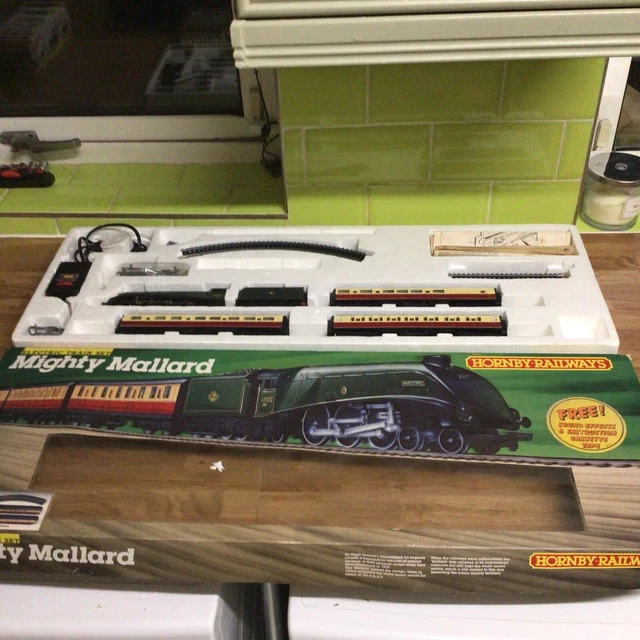 HORNBY TRAIN SET Mighty Mallard Passenger OO Gauge With Green