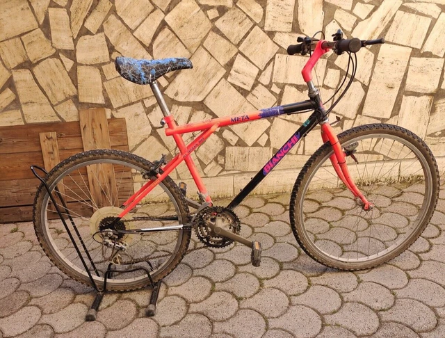 Bici-MTB-Bianchi-meta-Ragno-Mountain-bike-vintage.webp