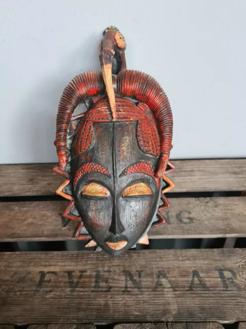 Máscara africana relieve mural hecho a mano folkart África marrón rojo pájaro 33 cm