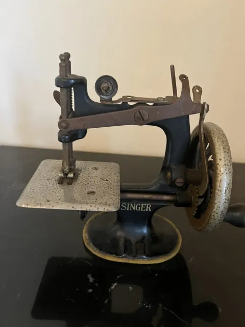 VINTAGE Antique SINGER Mini Sewing Machine 1920s Childs Toy