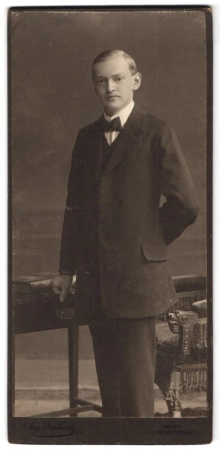 Fotografie Aug. Kühnel, Wien, Reithoferplatz 7, Portrait junger Herr im Anzug m