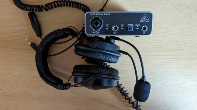 Behringer U-Phoria UM2 Audioschnittstelle + HLC 660M Kopfhörer Podcast Set