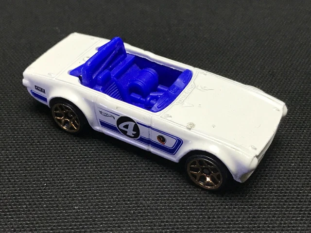 Hot Wheels Ultra Hots Triumph TR6 – Scala 1:64 – Mattel – Nuovo