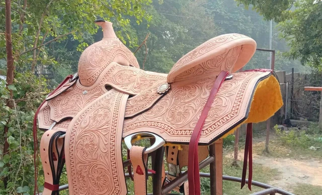 Selle Ranch Western WILDRACE - Cuir Naturel Sculpté à La Main - Pour Chevaux Ambleurs - Traditionnelle - NEUVE
