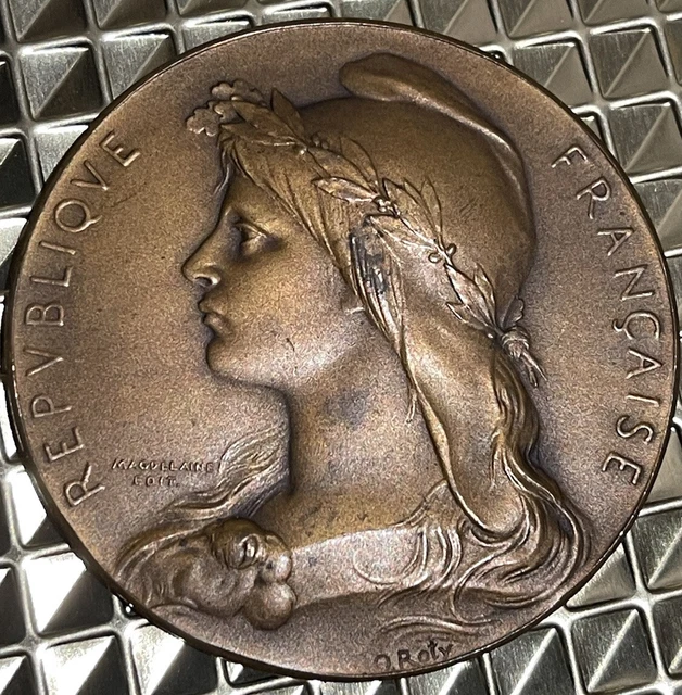 TROISIÈME RÉPUBLIQUE Médaille, Offerte Par La Ville De Paris Aux Officiers De Lescadre Russe Sup,fme 831149,a