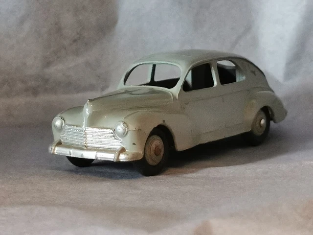 DINKY TOYS France 24 R Peugeot 203 gris souris d'origine toit cadrillé /ech 1/43