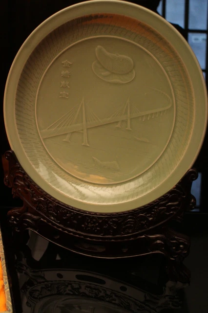 Grand plat au pont et support présentoir porcelaine Chine Cixi Yue Kiln Celadon 2