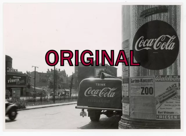 Orig Foto 1952 LKW von Coca Cola an Litfaßsäule mit Werbung in  Berlin Kudamm