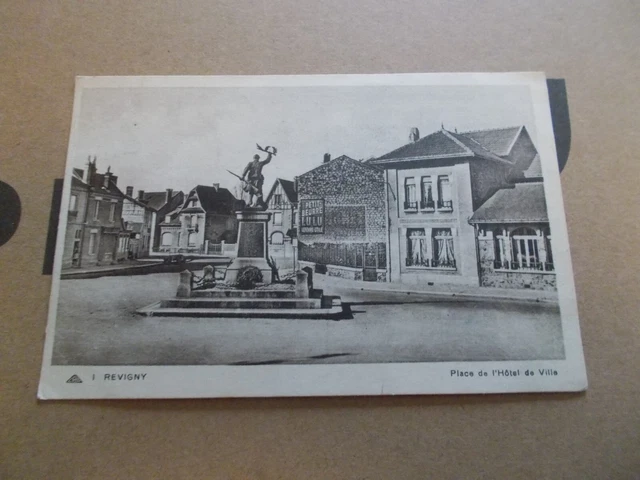 Cpa 55  Revigny  Meuse  Place De L Hotel De Ville Monument Aux Morts
