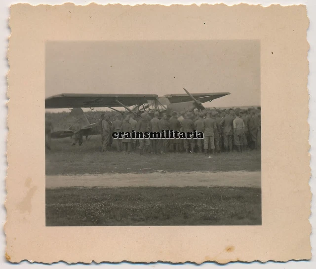 Orig. Foto Soldaten b. Fieseler Storch Fi 156 Flugzeug