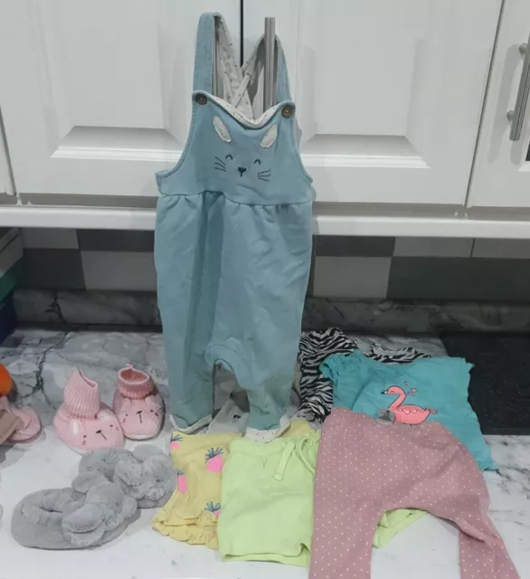 Piccolo pacchetto di vestiti misti per bambine 9-12 mesi