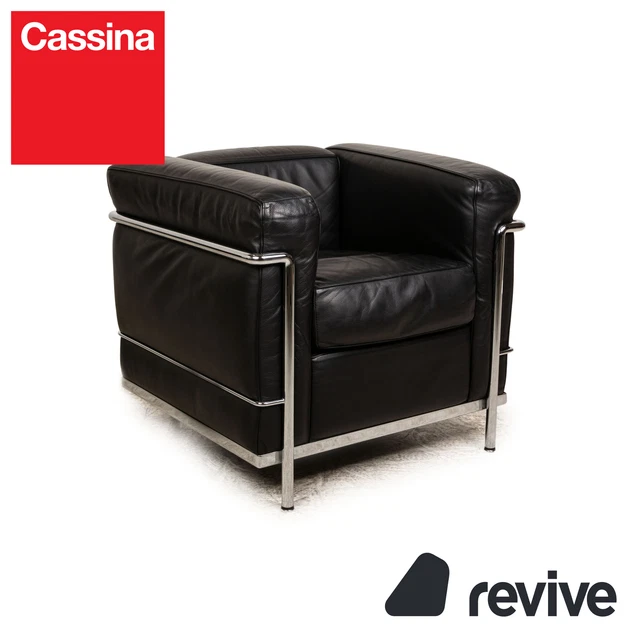 LE CORBUSIER Editions CASSINA : Paire De Fauteuils LC 2 En Cuir Noir Et Acier Chrome Tubulaire Portent Les Numeros De Serie 53592 Et 52338