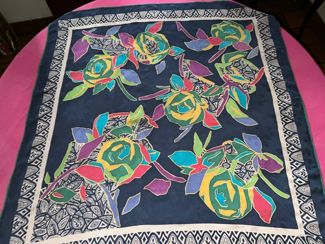 Grand Foulard Carré En Soie 83x84 Cm - Roulotté Main - Motif Calèches - Écharpe D'occasion En Très Bon état