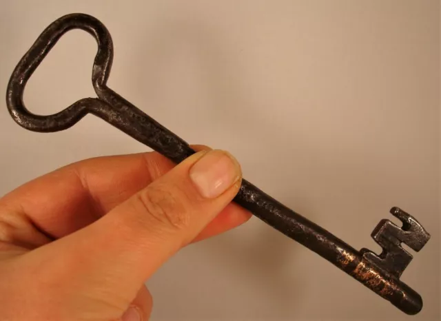 Antique iron skeleton key Clef Schlüssel llave, Italia - Puglia, XVII Secolo