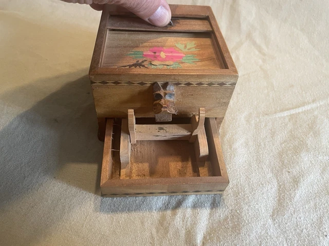 music box cigarette dispenser with dog VINTAGE WOODEN SCOTTIE Dog Cigarette Dispenser Box novelty Souvenir box  £25.00