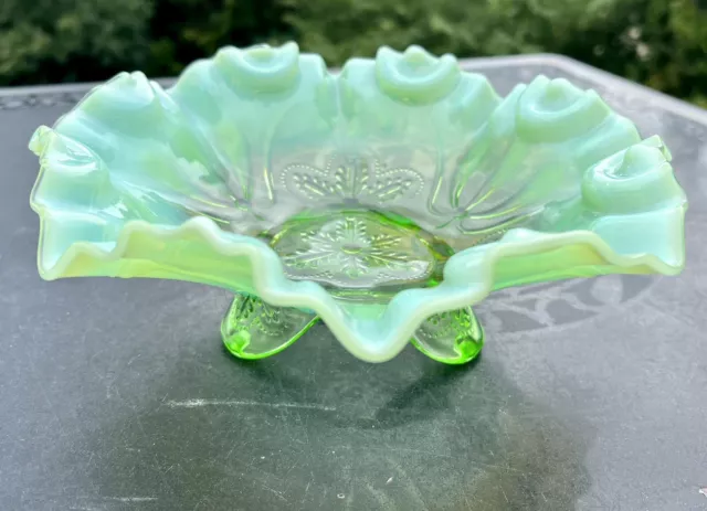 Vtg Green Opalescent Jefferson Glass Co MEANDER  9" 3 Toed Glass Bowl