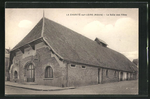 CPA La Charite-sur-Loire, La Salle des Fetes