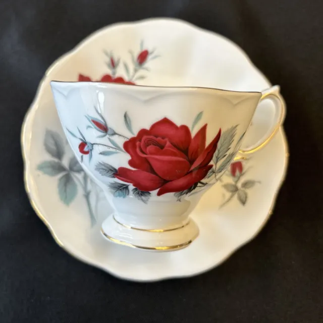 Royal Albert Bone China England Sweet Romance Tea Cup & Saucer Red Roses