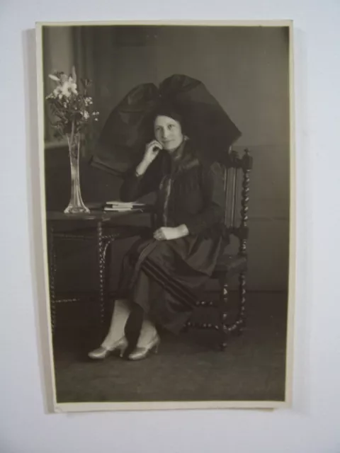 CPA - ( Photo-Carte ) - Jeune Femme assise / Robe et Chapeau , années 1910 ( ? )