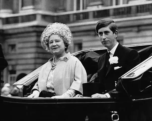 The Queen Mother Elizabeth Prince Charles leaving Buckingham P- 1968 Old Photo