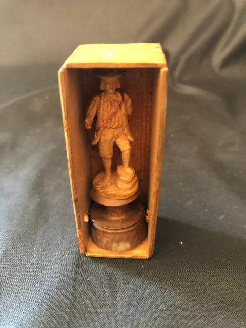 Statuette bois sculpté chasseur suisse