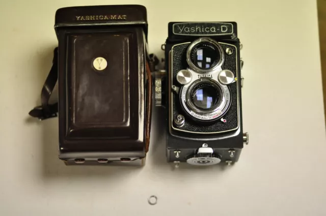 Yashica D TLR 120 film camera with 80mm f3.5 lens and case. Read.