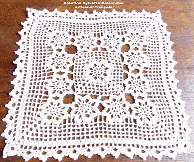 Napperon Rond Au Crochet En Coton Perlé écru Clair - Création Sylvette Raisonnier, Artisanat Français