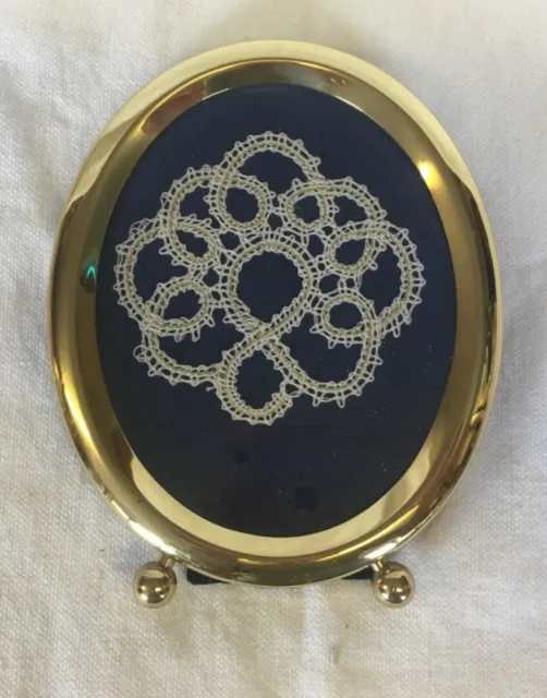 Pretty Vintage Lace in Attractive Oval Frame