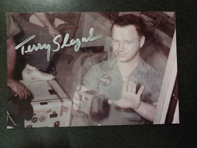 TERRY SLEZAK Hand Signed Autograph 4X6 Photo - 1ST HUMAN TO TOUCH MOON DUST