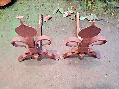 paire de chenets a fleur de lys avec barre  haut 57 prof 46 larg 31 cm 