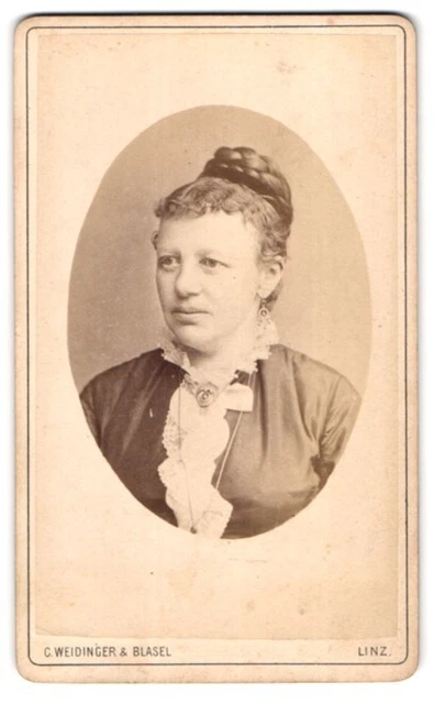 Fotografie C. Weidinger & Blasel, Linz, Junge Dame mit Hochsteckfrisur und Krag