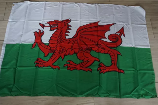 186  Drapeau  Pays De Galle Wales  90X150  Avec Oeillet De Fixation