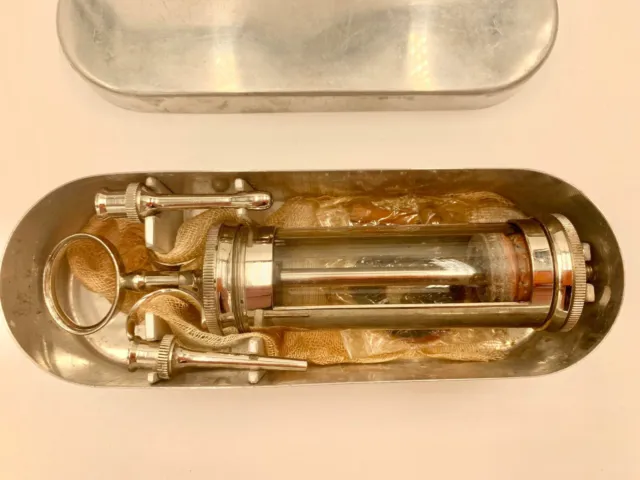 Antike Spritze Lazarett Metall medizinisches Zubehör militärische Einrichtung