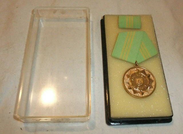 Médaille de la RDA pour services loyaux dans les groupes de combat - or | Médailles