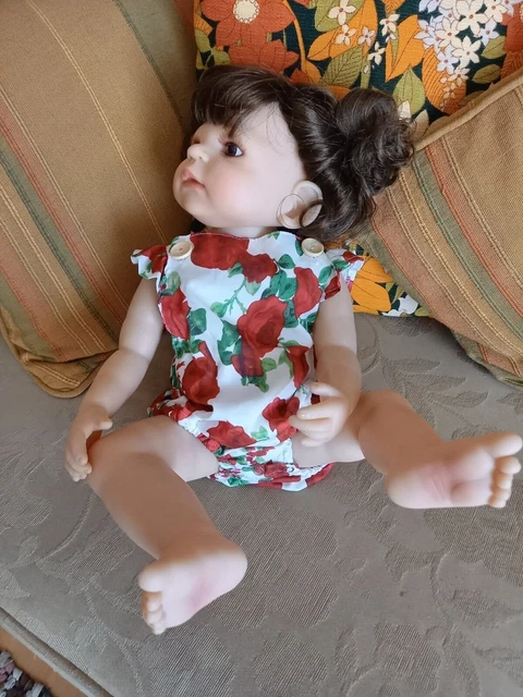 POUPEE 50 CM Elle est brune , elle porte un petit ensemble a fleurs rouge on peu 5