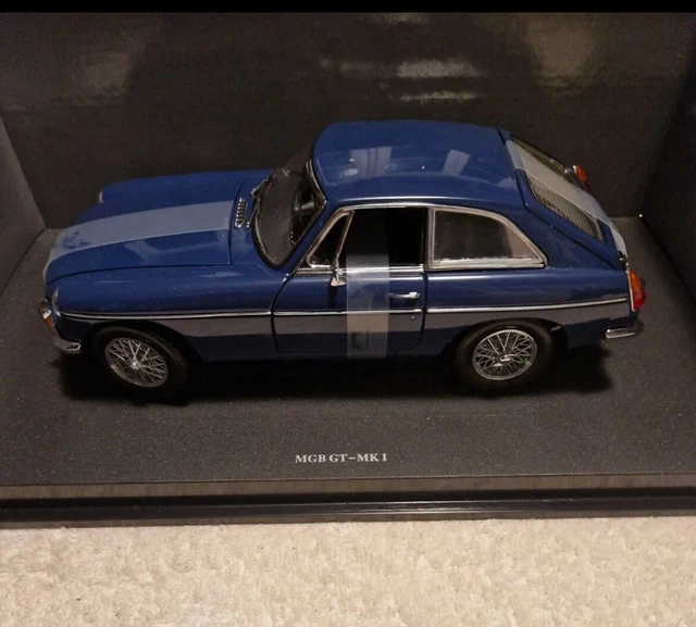 UNIVERSAL HOBBIES MGB GT - MK II scale 1/18 EUR 39,99