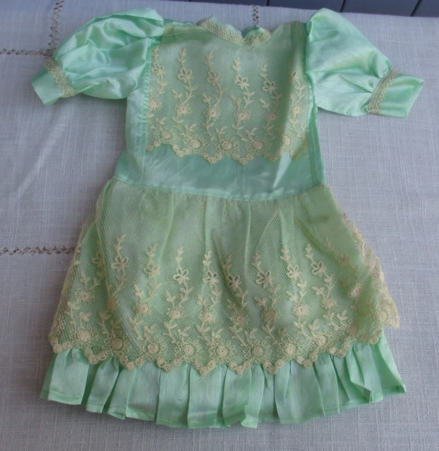 Jolie robe tissu soyeux et dentelle pour poupée ancienne