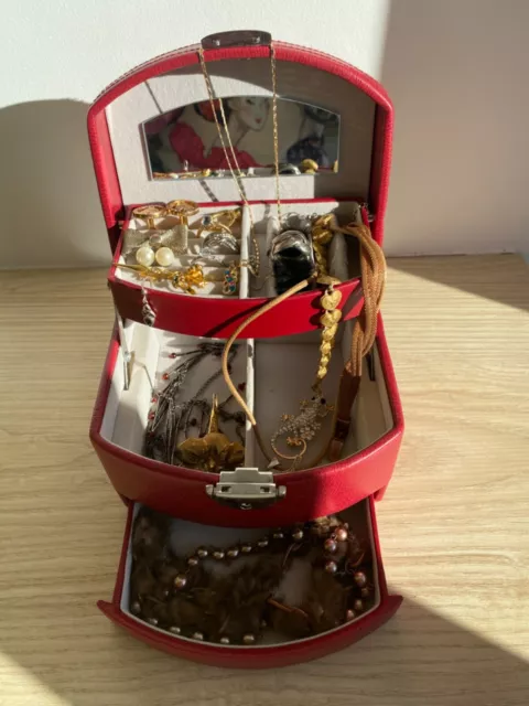 LOT DE BIJOUX FANTAISIE ( colliers,bagues,..) DANS SON COFFRET