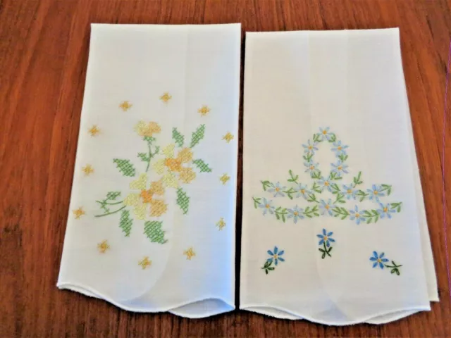 2 VINTAGE FINE LINEN Guest Hand Towels/Scallop edge Embroidered / Floral