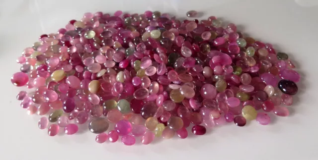 LOT IMPORTANT de RUBIS et SAPHIRS CABOCHON NATURELS 2468 carats