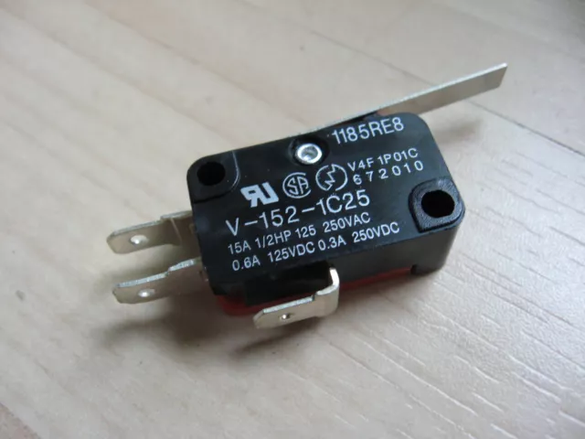 Omron Micro Limit Switch V-152-1C25 with 1" 25.4mm Lever 15A 125/250VAC #E66A