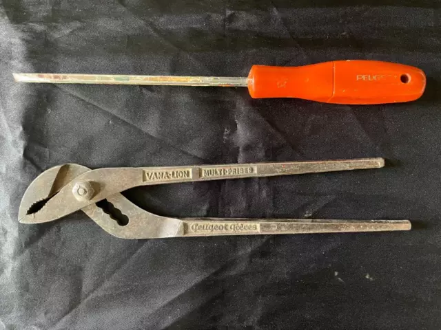 Lot de deux outils PEUGEOT : Pince et tournevis