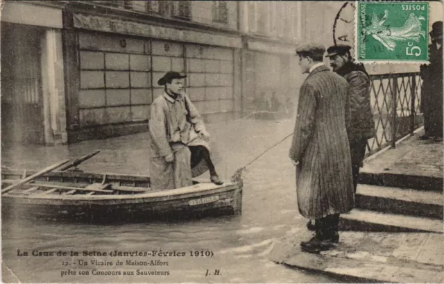 CPA Inondations 1910 PARIS Maison-Alfort un Vicaire (995842)